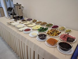 每日供应自助式早餐（每人 AMD 2000）