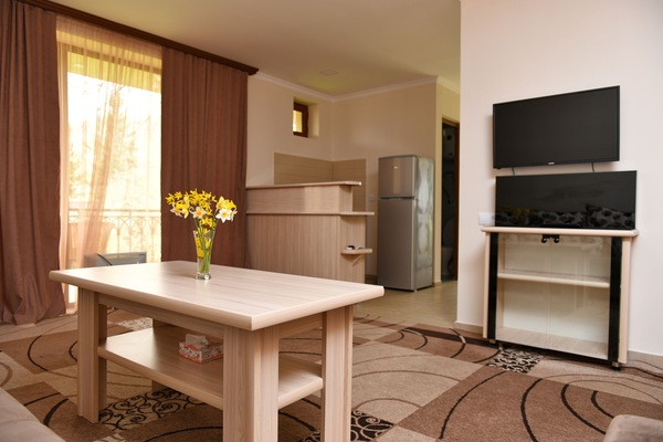 Cottage | Desk, iron/ironing board, rollaway beds, free WiFi