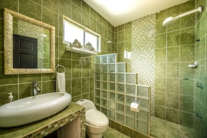 Amenidades de baño gratuitas y toallas