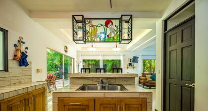 ¡NUEVO LISTADO! Hermosa casa de playa que admite perros, con piscina privada y sala de televisión.