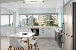 In-room dining - Saratoga 304 (Cape Town)