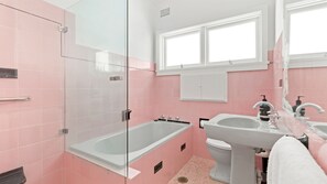 Badewanne, kostenlose Toilettenartikel, Haartrockner