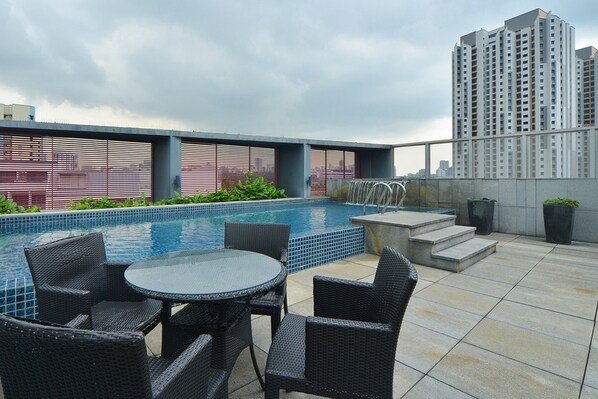 Outdoor pool - Residences @ Farrer Park by RedDoorz (Singapore)
