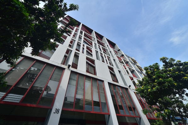 Front of property - Residences @ Farrer Park by RedDoorz (Singapore)