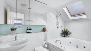 Ducha, artículos de higiene personal gratuitos y secador de pelo