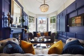 TV, peis, DVD-spiller og bøker