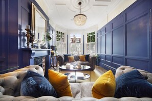 TV, fireplace, DVD player, books