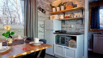 GroĂer KĂŒhlschrank, Herdplatte, Toastergrill