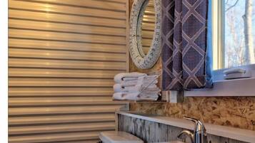 Chalet | Badezimmer | Dusche, Regendusche, HandtĂŒcher, Seife