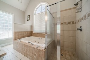 Combined shower/tub, hair dryer, towels