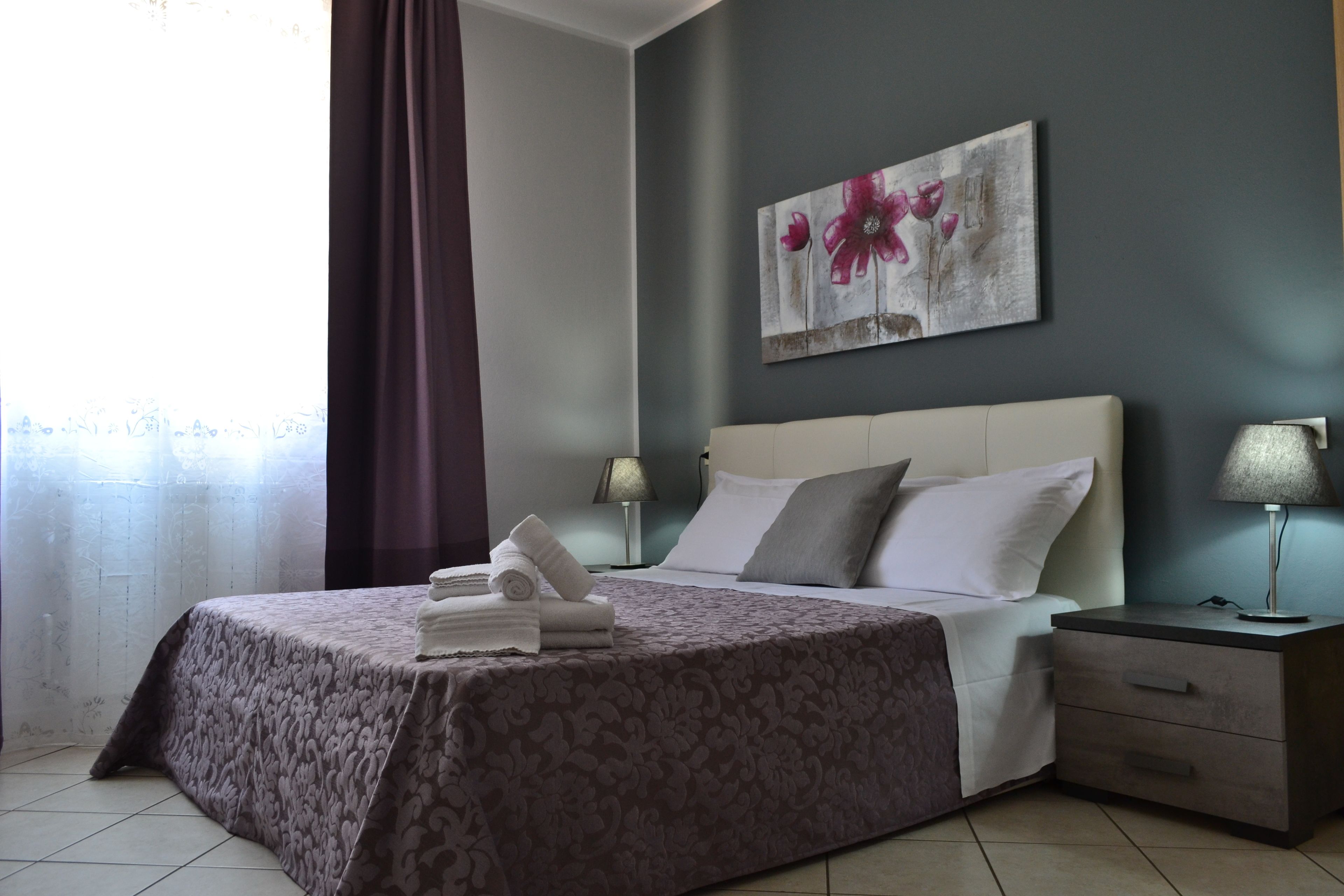 Ropa de cama de alta calidad, camas plegables/adicionales y wifi gratis 