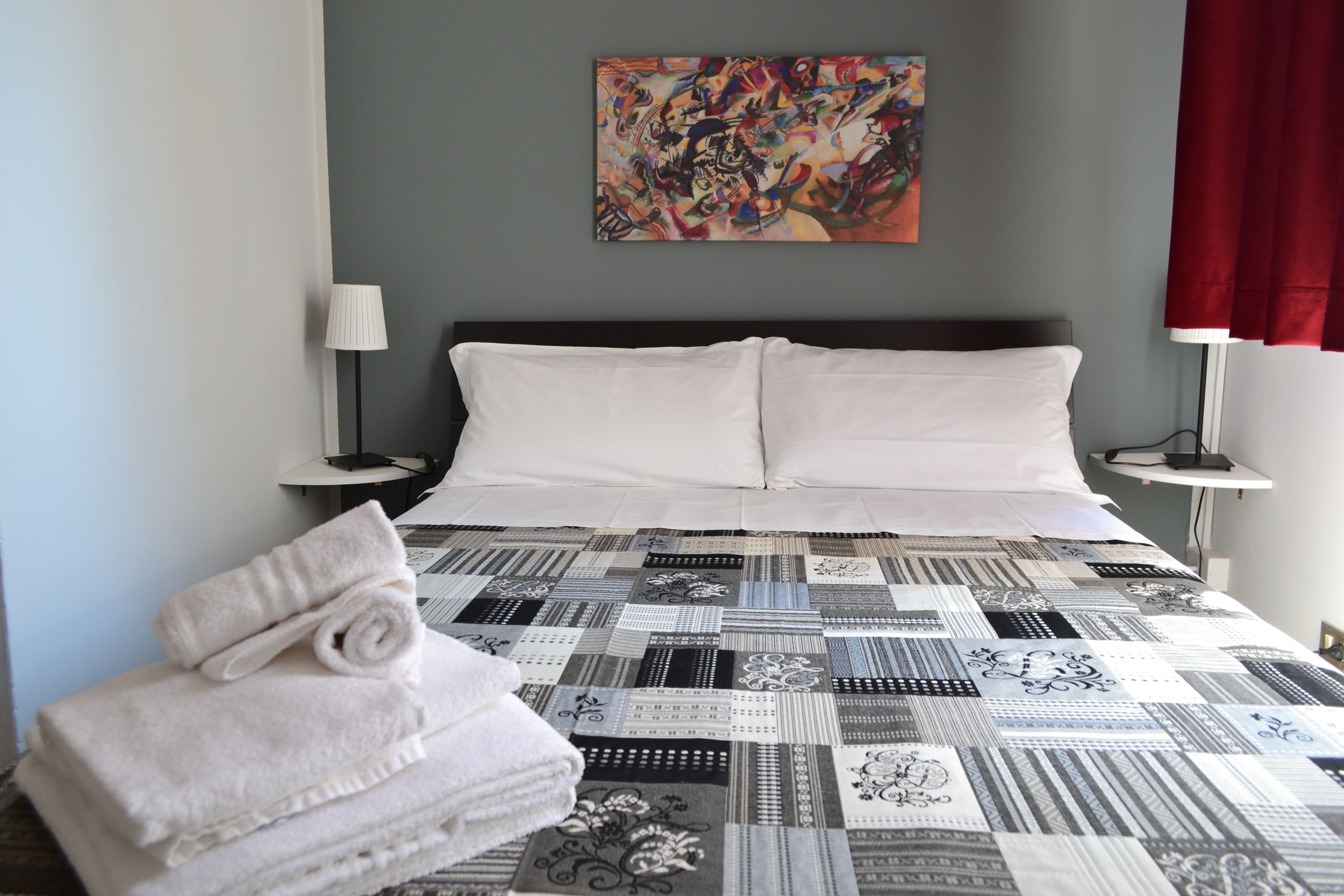 Ropa de cama de alta calidad, camas plegables/adicionales y wifi gratis 