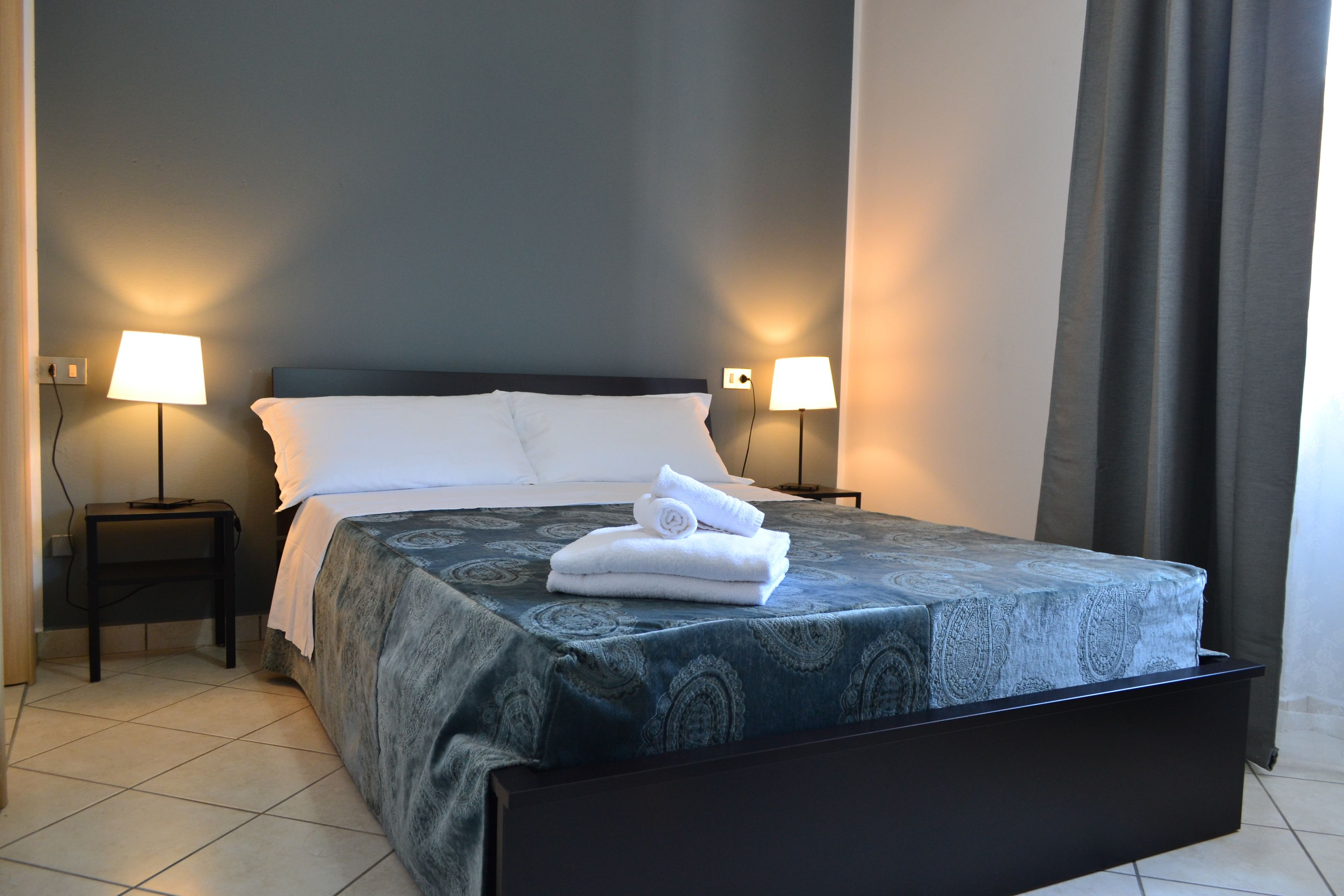 Ropa de cama de alta calidad, camas plegables/adicionales y wifi gratis 