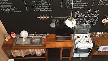 Refrigerador, microondas, horno y cafetera y tetera