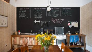 Refrigerador, microondas, horno y cafetera y tetera