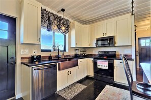 Fridge, microwave, oven, stovetop - Envase Casa Container House Between Bryce & Zion (Glendale)