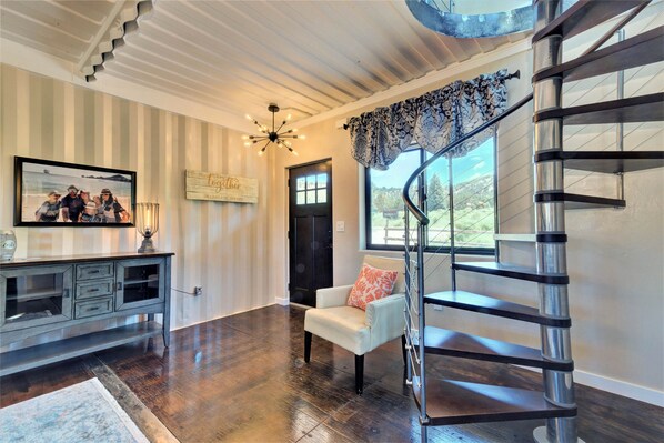 Interior - Envase Casa Container House Between Bryce & Zion (Glendale)