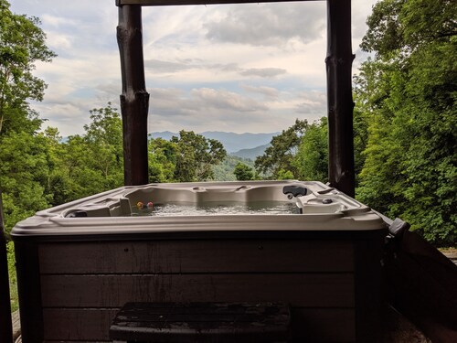 Don't Miss This View!!! Secluded Mountaintop Cabin- w/ Hot tub & Shuffleboard