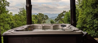 Don't Miss This View!!! Secluded Mountaintop Cabin- w/ Hot tub & Shuffleboard
