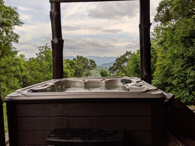 Don't Miss This View!!! Secluded Mountaintop Cabin- w/ Hot tub & Shuffleboard