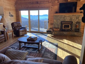 Een smart-tv en een open haard