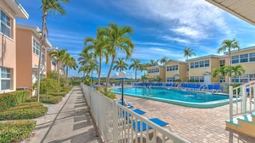 Een buitenzwembad, een verwarmd zwembad