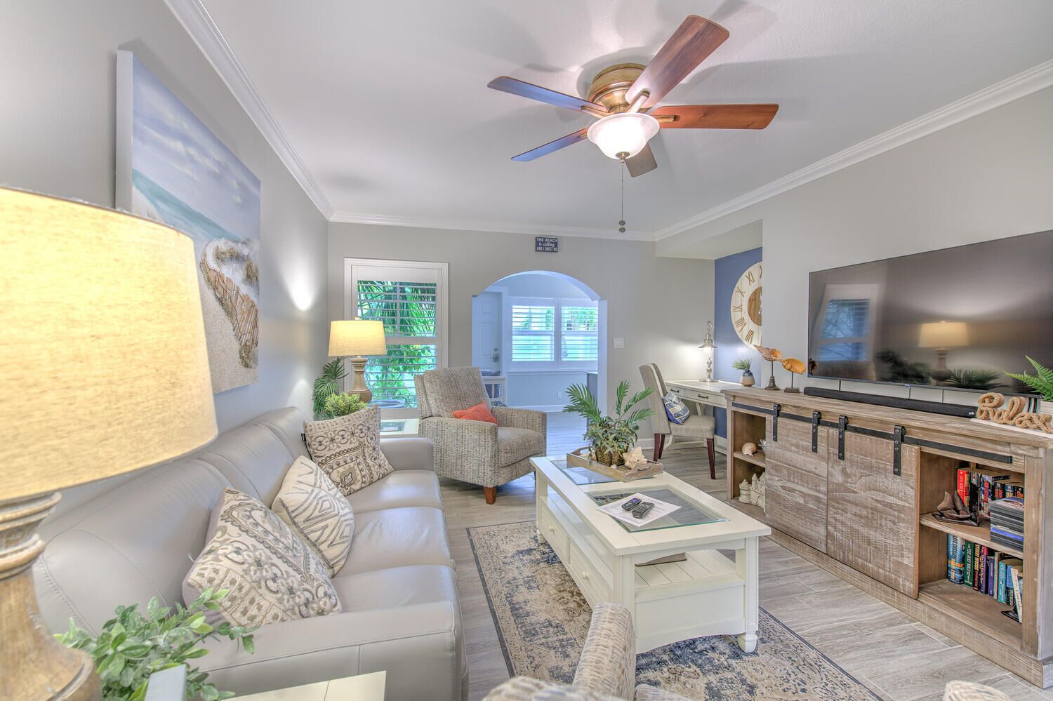 智能电视、书、影片库、立体声音响