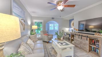 Smart-TV, bøker, filmbibliotek og stereoanlegg