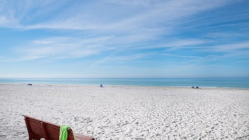 Aan het strand, ligstoelen aan het strand, strandlakens