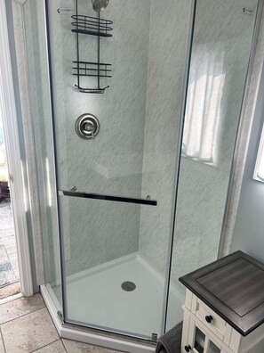 Ensemble douche/baignoire, sĂšche-cheveux, serviettes fournies, savon