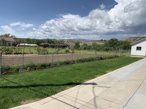 Property grounds - Experience Helper Charm - Spacious 4-bedroom Retreat (Helper)