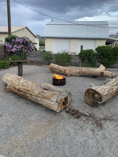 Experience Helper Charm - Spacious 4-bedroom Retreat