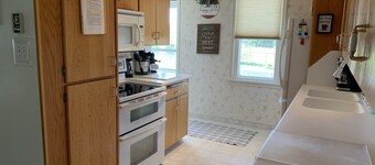 Experience Helper Charm - Spacious 4-bedroom Retreat