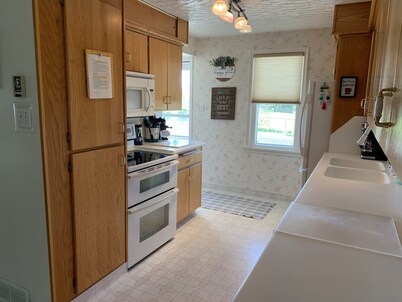 Experience Helper Charm - Spacious 4-bedroom Retreat