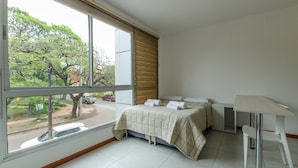 商务开间 | 高档床上用品、羽绒被、笔记本电脑工作区、遮光窗帘