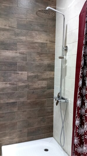 Douche, sèche-cheveux, serviettes fournies, savon