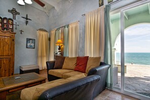 TV, caminetto, lettore DVD, impianto stereo