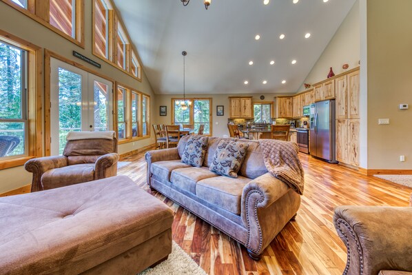 Téléviseur, foyer, lecteur de DVD, sélection de films