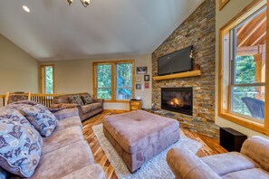 Téléviseur, foyer, lecteur de DVD, sélection de films