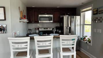 Frigorífico, microondas, horno y placa de cocina