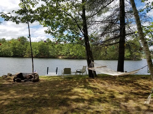 Riverside cottage on the water - private and pet friendly!