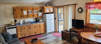 Riverside cottage on the water - private and pet friendly!