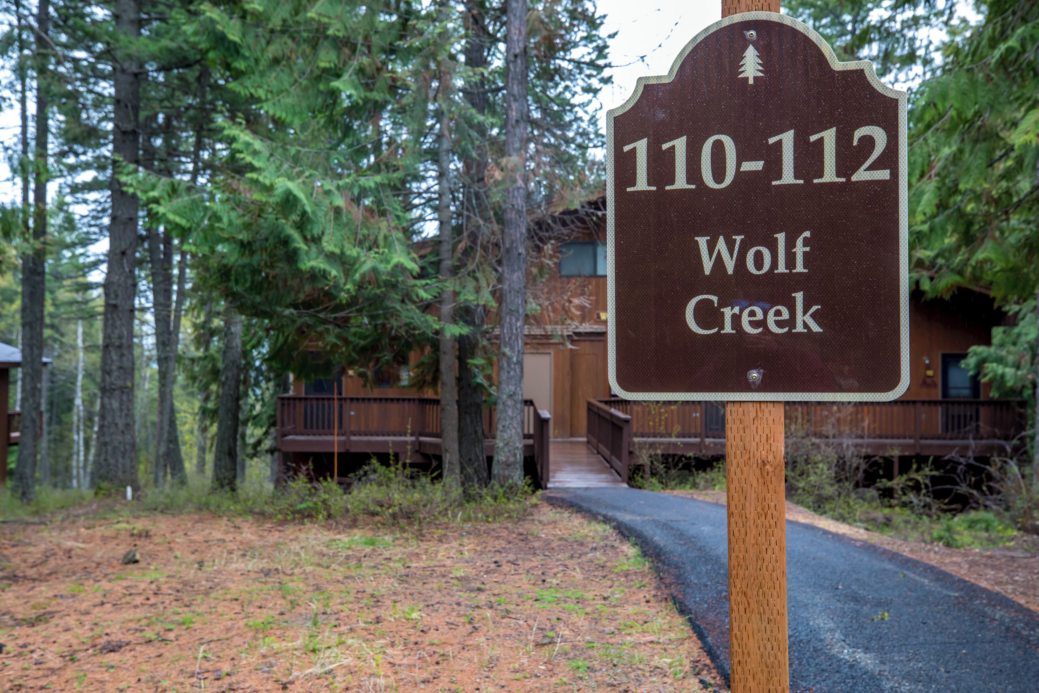 Un cartello per Wolf Creek, con l'indirizzo del lodge.