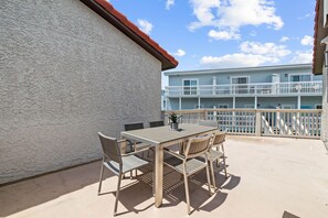 Outdoor dining - Renovated Stylish Townhome, Walk to Blue Mountain Beach - 2 Bikes - `Mirasol Casita Del Mar #3' (Santa Rosa Beach)
