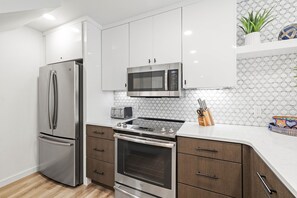 Fridge, microwave, oven, stovetop - Renovated Stylish Townhome, Walk to Blue Mountain Beach - 2 Bikes - `Mirasol Casita Del Mar #3' (Santa Rosa Beach)