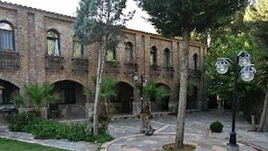 Courtyard - Antik Manastir Butik Otel (Edremit)