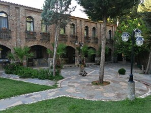 Courtyard - Antik Manastir Butik Otel (Edremit)