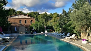 Outdoor pool, pool umbrellas, pool loungers - Antik Manastir Butik Otel (Edremit)