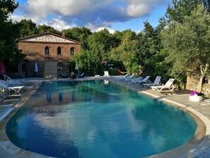 Outdoor pool, pool umbrellas, sun loungers - Antik Manastir Butik Otel (Edremit)