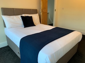 House, Private Bathroom, Garden View (3 Bedroom) | 3 bedrooms - Marble Apartments Tooting House (London)